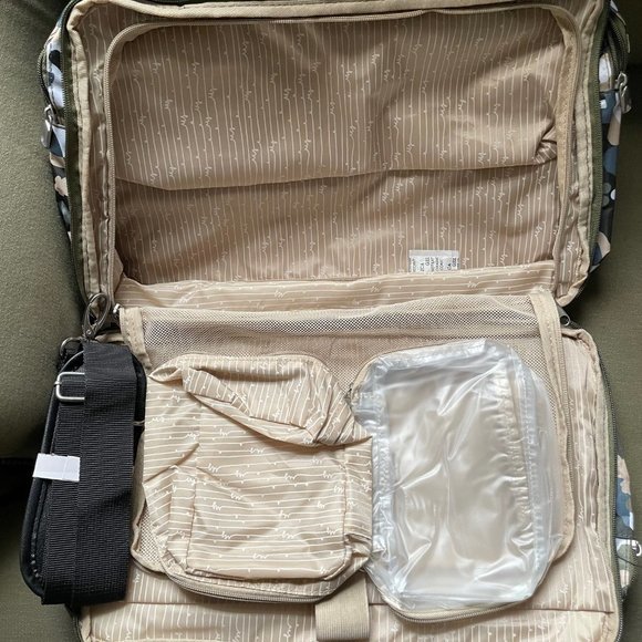 Samantha Brown Carry All Travel Bag in GREEN GEO CAMO nwt - Picture 9 of 12